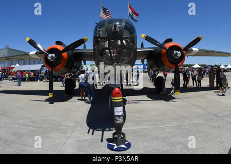 A B-25 Mitchell WWII ära Bomber'S' genannt, die auf der South Carolina National Guard in der Luft und am Boden Expo bei McEntire Joint National Guard Base, S.C., 7. Mai 2017. Diese Expo ist eine kombinierte Waffen Demonstration der Fähigkeiten von South Carolina National Guard Flieger und Soldaten und sagen Danke für die Unterstützung von Kollegen Südcarolinians und der umgebenden Gemeinschaft. Stockfoto