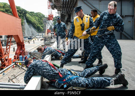 YOKOSUKA, Japan (7. Mai 2017) Segler in die Luft Abteilung, V-3 Division, mit Ketten zugeordnet ein Sicherheitsnetz eines Flugzeugs Aufzug an Bord der Marine vorwärts zu heben - bereitgestellt Flugzeugträger USS Ronald Reagan (CVN 76). Ronald Reagan ist die Durchführung Meer Studien, eine Reihe von Übungen und Auswertungen, die Bereitschaft das Schiff für Ihre kommende Patrol zu überprüfen. Ronald Reagan, das Flaggschiff der Carrier Strike Group 5, bietet eine Bekämpfung bereit, Kraft, schützt und verteidigt die kollektive maritime Interessen seiner Verbündeten und Partnern in der Indo-Asia-Pazifik-Region. Stockfoto