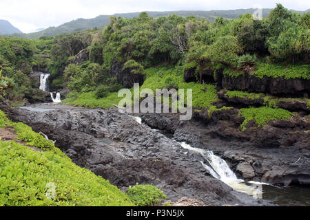 Dramatischen Reihe von Wasserfällen der Ohe' o Gulch Kaskadierung eines felsigen unter einer Brücke, in Haleakala National Park, Kipahula, Maui, Hawaii, USA Stockfoto