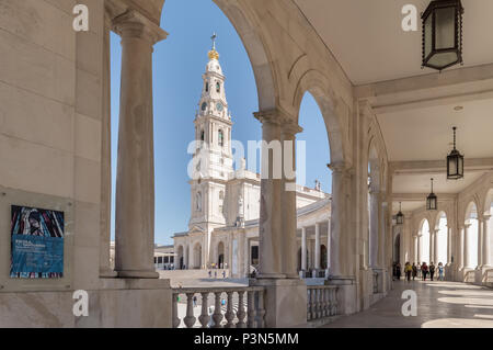 Fatima, Portugal - 26 April 2018: Die Basilika Unserer Lieben Frau vom Rosenkranz von der Kolonnade im Heiligtum von Fatima gesehen Stockfoto