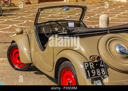 LUGO (RA), Italien - 17. JUNI 2018: FIAT 500 Auto zeigt in Oldtimer Rallye FIAT 500 TOPOLINO Stockfoto