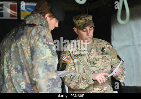 Team Deutschland erhält ein Briefing während der starken Europa Tank Herausforderung (SETC) an der 7th Army Training Befehl Grafenwöhr Training Area, Deutschland, Mai 08, 2017. Die setc wird gemeinsam von der US-Army in Europa und der Deutschen Armee, Mai 7-12, 2017 gehostet wird. Der Wettbewerb soll eine dynamische Präsenz, Förderung der militärischen Partnerschaft Projekt, die Interoperabilität zu fördern, und bietet eine Umgebung für die gemeinsame Nutzung von Taktiken, Techniken und Verfahren. Platoons aus sechs NATO- und Partnerstaaten sind im Wettbewerb. Stockfoto