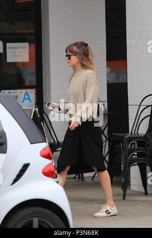 Dakota Johnson erhält Kaffee an Alfred Kaffee mit: Dakota Johnson Wo: Studio City, California, United States Wenn: 19. Mai 2018 Credit: WENN.com Stockfoto