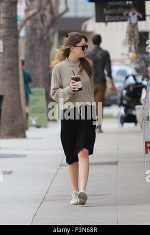 Dakota Johnson erhält Kaffee an Alfred Kaffee mit: Dakota Johnson Wo: Studio City, California, United States Wenn: 19. Mai 2018 Credit: WENN.com Stockfoto
