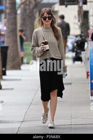 Dakota Johnson erhält Kaffee an Alfred Kaffee mit: Dakota Johnson Wo: Studio City, California, United States Wenn: 19. Mai 2018 Credit: WENN.com Stockfoto