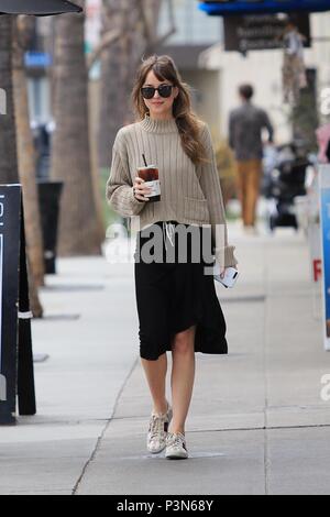 Dakota Johnson erhält Kaffee an Alfred Kaffee mit: Dakota Johnson Wo: Studio City, California, United States Wenn: 19. Mai 2018 Credit: WENN.com Stockfoto