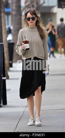 Dakota Johnson erhält Kaffee an Alfred Kaffee mit: Dakota Johnson Wo: Studio City, California, United States Wenn: 19. Mai 2018 Credit: WENN.com Stockfoto