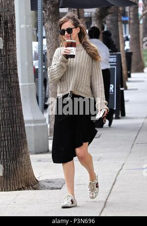 Dakota Johnson erhält Kaffee an Alfred Kaffee mit: Dakota Johnson Wo: Studio City, California, United States Wenn: 19. Mai 2018 Credit: WENN.com Stockfoto