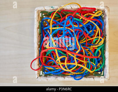 Set aus bunten Zeichenfolgen für die Schule Handwerk closeup Stockfoto