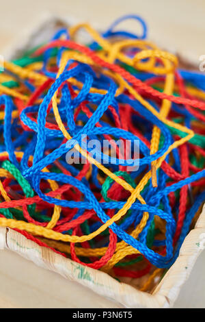 Set aus bunten Zeichenfolgen für die Schule Handwerk closeup Stockfoto