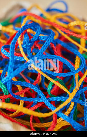 Set aus bunten Zeichenfolgen für die Schule Handwerk closeup Stockfoto