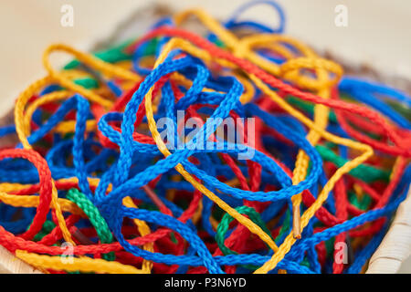 Set aus bunten Zeichenfolgen für die Schule Handwerk closeup Stockfoto