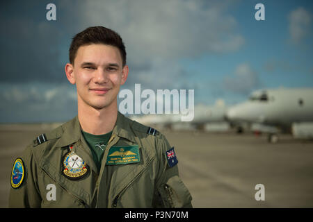 Royal Australian Air Force Flight Lieutenant Gareth Beckman, von den Blue Mountains westlich von Sydney, Australien, in der Verteidigung der Soldaten nach der High School sein Interesse an der Luftfahrt und Flugzeuge zu verfolgen. Nach 10 Jahren Dienst, Beckman sagt, er genießt die Herausforderung des Jobs, Arbeit mit guten Menschen und er weiß, dass seine Bemühungen, etwas, das größer ist als Er selbst beitragen. Nachdem ich dann realisiert, dass der militärischen Luftfahrt eine Option war ich eine militärische Personalvermittler kontaktiert und es alle Arten von eskaliert von dort", sagte Beckmann. "Ich genieße wirklich fliegen! Es ist wirklich spannend, und es gibt einen Sinn, o Stockfoto