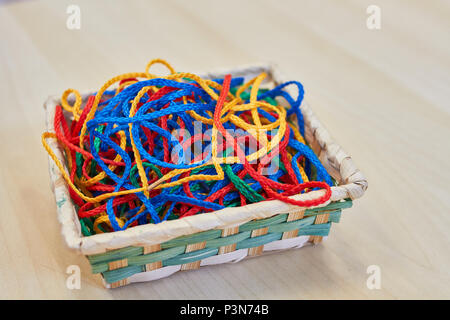 Set aus bunten Zeichenfolgen für die Schule Handwerk closeup Stockfoto