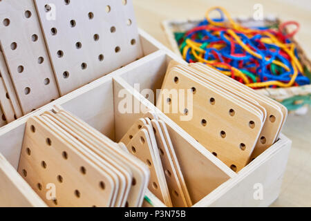 Set aus bunten Streicher und Holz- formen für die Schule Handwerk Stockfoto