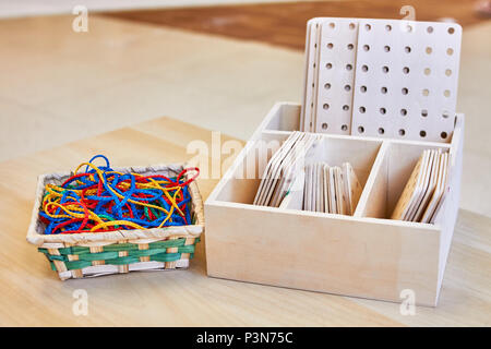 Set aus bunten Streicher und Holz- formen für die Schule Handwerk Stockfoto