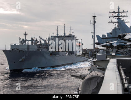 160706-N-KH 151-017 SOUTH CHINA SEA (6. Juli 2016) Die Military Sealift Command Dry Cargo und Munition ship USNS Matthew Perry (T-AKE 9) parow Neben der Marine nur Vorwärts - bereitgestellt Flugzeugträger USS Ronald Reagan (CVN 76) für eine Auffüll-anforderung auf See. Während die Auffüllung auf See, etwa 500 Segler geholfen zu erhalten, den Transport und die Ladung zu speichern. Ronald Reagan, der Carrier Strike Group (CSG 5) Flaggschiff, ist auf Patrouille in den USA 7 Flotte der Verantwortung für Sicherheit und Stabilität in der Indo-Asia-Pazifik-Region. (U.S. Marine Foto von Massenkommunikation Spe Stockfoto