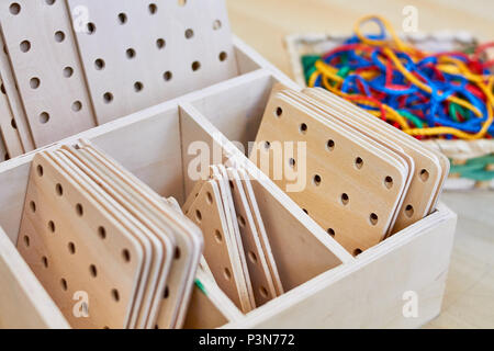 Set aus bunten Streicher und Holz- formen für die Schule Handwerk Stockfoto