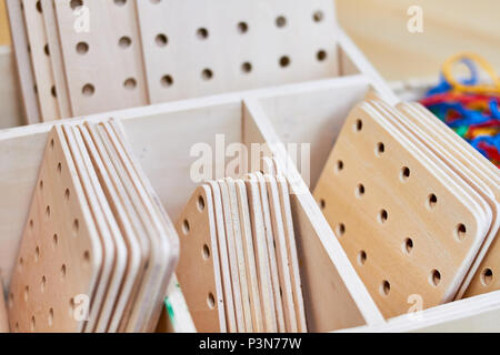 Set aus bunten Streicher und Holz- formen für die Schule Handwerk Stockfoto