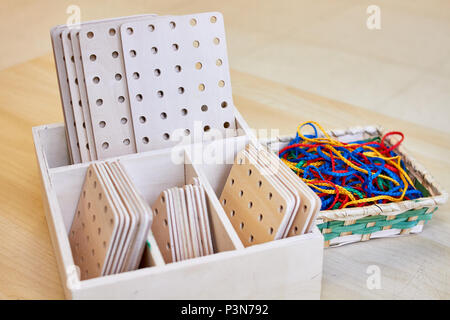 Set aus bunten Streicher und Holz- formen für die Schule Handwerk Stockfoto