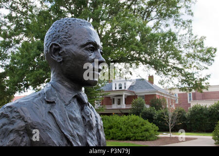 Eine Statue von James Meredith auf dem Campus der Universität von Mississippi (Ole Miss'), Oxford, Mississippi. Stockfoto