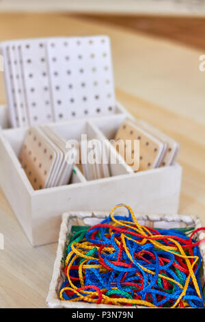 Set aus bunten Streicher und Holz- formen für die Schule Handwerk Stockfoto