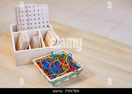 Set aus bunten Streicher und Holz- formen für die Schule Handwerk Stockfoto