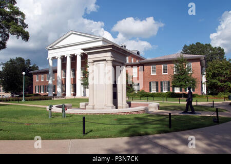 Eine Statue von James Meredith auf dem Campus der Universität von Mississippi (Ole Miss"), mit dem Lyceum im Hintergrund, Oxford, Mississippi. Stockfoto