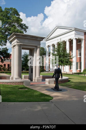 Eine Statue von James Meredith auf dem Campus der Universität von Mississippi (Ole Miss"), mit dem Lyceum im Hintergrund, Oxford, Mississippi. Stockfoto