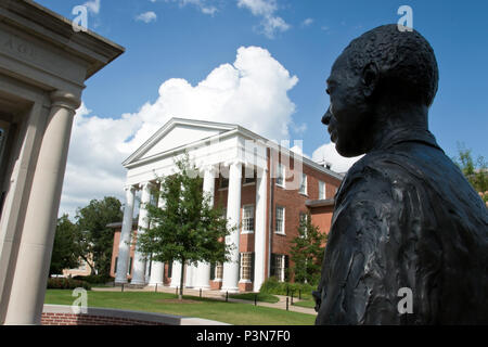 Eine Statue von James Meredith auf dem Campus der Universität von Mississippi (Ole Miss"), mit dem Lyceum im Hintergrund, Oxford, Mississippi. Stockfoto