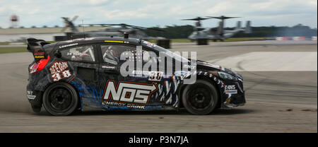 Brian Deegan, chip Deegan, Rennfahrer, Übergänge aus dem Asphalt zu den Dirt Trail bei Red Bull Rallycross Veranstaltung während der Fahrt zusammen mit Oberst Russell Burton, kommandierender Offizier der Marine Corps Air Station New River Juli 2. Beste rallycross Fahrer der Welt konkurrieren an WAB New River für die zweite Saison in Folge für ein doppelspiel Juli 2-3, 2016, mit einem neuen Kurs Layout, die den Titel noch näher an die Fans. (Marine Corps Foto von Lance Cpl. Tavairus Hernandez/Freigegeben) Stockfoto