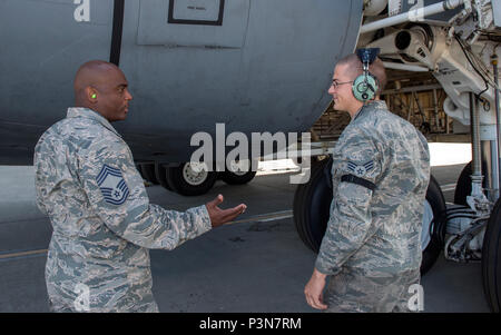 Älterer Flieger John Kearney, 60 Aircraft Maintenance Squadron, verbrachte Zeit mit Chief Master Sgt Rodney Koonce, 60th Air Mobility Wing, interim Befehl Chief, zu seinem Showcase Fähigkeiten als Mannschaft Leiter, 1. Juli 2016, Travis AFB, Calif., als Teil der Werke des Commander mit Flieger Programm. Das Programm soll die Führung zu ermöglichen die Möglichkeit junior zu Schatten Soldaten Flieger und eine Erfahrung aus erster Hand, wie die Flieger, die Aufgaben und Verantwortlichkeiten der gesamten Mission des Flügels beitragen. (U.S. Air Force Foto von Heide Couch/Freigegeben) Stockfoto