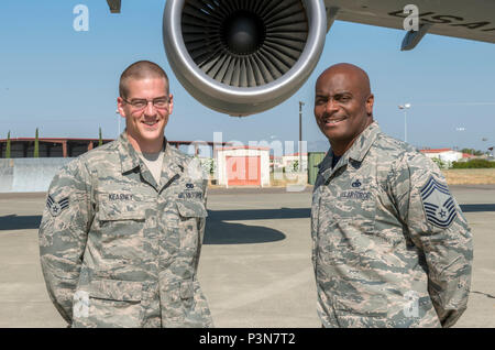 Älterer Flieger John Kearney, 60 Aircraft Maintenance Squadron, verbrachte Zeit mit Chief Master Sgt Rodney Koonce, 60th Air Mobility Wing, interim Befehl Chief, zu seinem Showcase Fähigkeiten als Mannschaft Leiter, 1. Juli 2016, Travis AFB, Calif., als Teil der Werke des Commander mit Flieger Programm. Das Programm soll die Führung zu ermöglichen die Möglichkeit junior zu Schatten Soldaten Flieger und eine Erfahrung aus erster Hand, wie die Flieger, die Aufgaben und Verantwortlichkeiten der gesamten Mission des Flügels beitragen. (U.S. Air Force Foto von Heide Couch/Freigegeben) Stockfoto