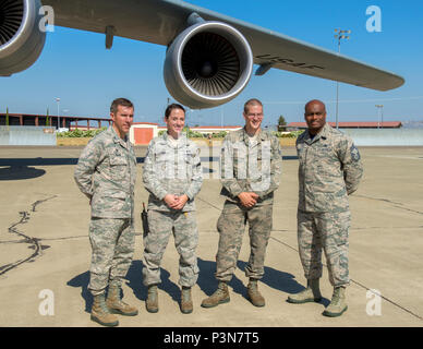 (Nach rechts) Colonel John Klein jr., 60th Air Mobility Wing Commander, Senior Airman Kayla Browne, ein elektrisches und Umwelttechnik Facharbeiter, SrA John Kearney, Crew Chief, 60 AMXS, und Chief Master Sgt Rodney Koonce, 60th Air Mobility Wing, Interim Chief, Befehl Pause für ein Foto bei einem arbeitet mit Flieger Ereignis bei Travis AFB, Cailf., 1. Juli 2016. Die Arbeitet mit Flieger Programm ist entworfen, um Führung zu ermöglichen die Möglichkeit junior zu Schatten Soldaten Flieger und erhalten eine Erfahrung aus erster Hand, wie die Flieger Pflichten und Verantwortlichkeiten des Flügels beitragen verpassen Stockfoto