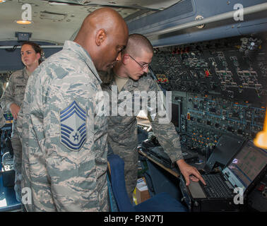 Älterer Flieger John Kearney, 60 Aircraft Maintenance Squadron, verbrachte Zeit mit Chief Master Sgt Rodney Koonce, 60th Air Mobility Wing, interim Befehl Chief, zu seinem Showcase Fähigkeiten als Mannschaft Leiter, 1. Juli 2016, Travis AFB, Calif., als Teil der Werke des Commander mit Flieger Programm. Das Programm soll die Führung zu ermöglichen die Möglichkeit junior zu Schatten Soldaten Flieger und eine Erfahrung aus erster Hand, wie die Flieger, die Aufgaben und Verantwortlichkeiten der gesamten Mission des Flügels beitragen. (U.S. Air Force Foto von Heide Couch/Freigegeben) Stockfoto