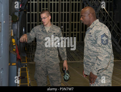 Älterer Flieger John Kearney, 60 Aircraft Maintenance Squadron, verbrachte Zeit mit Chief Master Sgt Rodney Koonce, 60th Air Mobility Wing, interim Befehl Chief, zu seinem Showcase Fähigkeiten als Mannschaft Leiter, 1. Juli 2016, Travis AFB, Calif., als Teil der Werke des Commander mit Flieger Programm. Das Programm soll die Führung zu ermöglichen die Möglichkeit junior zu Schatten Soldaten Flieger und eine Erfahrung aus erster Hand, wie die Flieger, die Aufgaben und Verantwortlichkeiten der gesamten Mission des Flügels beitragen. (U.S. Air Force Foto von Heide Couch/Freigegeben) Stockfoto