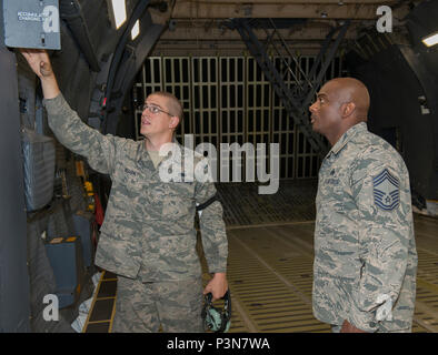 Älterer Flieger John Kearney, 60 Aircraft Maintenance Squadron, verbrachte Zeit mit Chief Master Sgt Rodney Koonce, 60th Air Mobility Wing, interim Befehl Chief, zu seinem Showcase Fähigkeiten als Mannschaft Leiter, 1. Juli 2016, Travis AFB, Calif., als Teil der Werke des Commander mit Flieger Programm. Das Programm soll die Führung zu ermöglichen die Möglichkeit junior zu Schatten Soldaten Flieger und eine Erfahrung aus erster Hand, wie die Flieger, die Aufgaben und Verantwortlichkeiten der gesamten Mission des Flügels beitragen. (U.S. Air Force Foto von Heide Couch/Freigegeben) Stockfoto