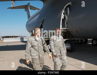 Älterer Flieger John Kearney, 60 Aircraft Maintenance Squadron, verbrachte Zeit mit Chief Master Sgt Rodney Koonce, 60th Air Mobility Wing, interim Befehl Chief, zu seinem Showcase Fähigkeiten als Mannschaft Leiter, 1. Juli 2016, Travis AFB, Calif., als Teil der Werke des Commander mit Flieger Programm. Das Programm soll die Führung zu ermöglichen die Möglichkeit junior zu Schatten Soldaten Flieger und eine Erfahrung aus erster Hand, wie die Flieger, die Aufgaben und Verantwortlichkeiten der gesamten Mission des Flügels beitragen. (U.S. Air Force Foto von Heide Couch/Freigegeben) Stockfoto