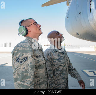 Älterer Flieger John Kearney, 60 Aircraft Maintenance Squadron, verbrachte Zeit mit Chief Master Sgt Rodney Koonce, 60th Air Mobility Wing, interim Befehl Chief, zu seinem Showcase Fähigkeiten als Mannschaft Leiter, 1. Juli 2016, Travis AFB, Calif., als Teil der Werke des Commander mit Flieger Programm. Das Programm soll die Führung zu ermöglichen die Möglichkeit junior zu Schatten Soldaten Flieger und eine Erfahrung aus erster Hand, wie die Flieger, die Aufgaben und Verantwortlichkeiten der gesamten Mission des Flügels beitragen. (U.S. Air Force Foto von Heide Couch/Freigegeben) Stockfoto