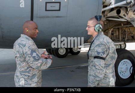 Älterer Flieger John Kearney, 60 Aircraft Maintenance Squadron, verbrachte Zeit mit Chief Master Sgt Rodney Koonce, 60th Air Mobility Wing, interim Befehl Chief, zu seinem Showcase Fähigkeiten als Mannschaft Leiter, 1. Juli 2016, Travis AFB, Calif., als Teil der Werke des Commander mit Flieger Programm. Das Programm soll die Führung zu ermöglichen die Möglichkeit junior zu Schatten Soldaten Flieger und eine Erfahrung aus erster Hand, wie die Flieger, die Aufgaben und Verantwortlichkeiten der gesamten Mission des Flügels beitragen. (U.S. Air Force Foto von Heide Couch/Freigegeben) Stockfoto