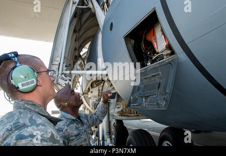 Älterer Flieger John Kearney, 60 Aircraft Maintenance Squadron, verbrachte Zeit mit Chief Master Sgt Rodney Koonce, 60th Air Mobility Wing, interim Befehl Chief, zu seinem Showcase Fähigkeiten als Mannschaft Leiter, 1. Juli 2016, Travis AFB, Calif., als Teil der Werke des Commander mit Flieger Programm. Das Programm soll die Führung zu ermöglichen die Möglichkeit junior zu Schatten Soldaten Flieger und eine Erfahrung aus erster Hand, wie die Flieger, die Aufgaben und Verantwortlichkeiten der gesamten Mission des Flügels beitragen. (U.S. Air Force Foto von Heide Couch/Freigegeben) Stockfoto