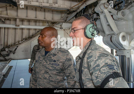 Älterer Flieger John Kearney, 60 Aircraft Maintenance Squadron, verbrachte Zeit mit Chief Master Sgt Rodney Koonce, 60th Air Mobility Wing, interim Befehl Chief, zu seinem Showcase Fähigkeiten als Mannschaft Leiter, 1. Juli 2016, Travis AFB, Calif., als Teil der Werke des Commander mit Flieger Programm. Das Programm soll die Führung zu ermöglichen die Möglichkeit junior zu Schatten Soldaten Flieger und eine Erfahrung aus erster Hand, wie die Flieger, die Aufgaben und Verantwortlichkeiten der gesamten Mission des Flügels beitragen. (U.S. Air Force Foto von Heide Couch/Freigegeben) Stockfoto