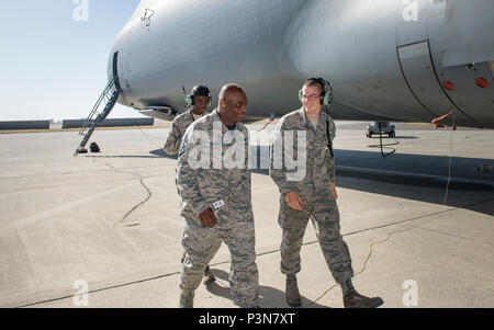 Älterer Flieger John Kearney, 60 Aircraft Maintenance Squadron, verbrachte Zeit mit Chief Master Sgt Rodney Koonce, 60th Air Mobility Wing, interim Befehl Chief, zu seinem Showcase Fähigkeiten als Mannschaft Leiter, 1. Juli 2016, Travis AFB, Calif., als Teil der Werke des Commander mit Flieger Programm. Das Programm soll die Führung zu ermöglichen die Möglichkeit junior zu Schatten Soldaten Flieger und eine Erfahrung aus erster Hand, wie die Flieger, die Aufgaben und Verantwortlichkeiten der gesamten Mission des Flügels beitragen. (U.S. Air Force Foto von Heide Couch/Freigegeben) Stockfoto