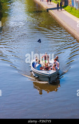 LONDON, GROSSBRITANNIEN - 05.Mai: Blick von einem Boot auf das Regent's Canal am Tag eines ot Sommer Mai 05, 2018 in London. Stockfoto