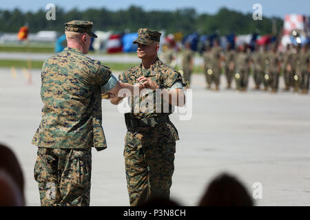 Sgt. Maj Charles Metzger erhält das Schwert von Colonel Russell Burton, Kommandierender Offizier der Marine Corps Air Station New River, in einem Relief und Ernennung Zeremonie auf WAB New River Juli 8. Sgt. Maj. William Oldenburg im Ruhestand nach 30 Jahren Dienst während einer Zeremonie in den Ruhestand, nachdem er die Marines, Matrosen und Zivilisten der WAB New River als Senior Advisor seit April, 2014 eingetragen. Stockfoto