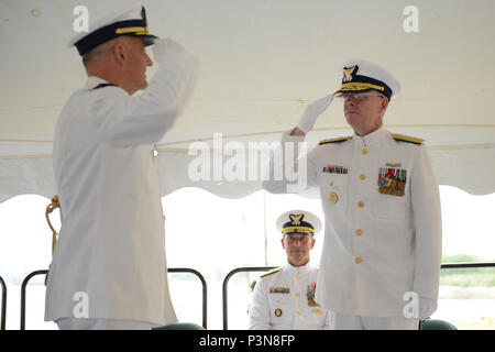 NEW YORK - Kapitän Andrew Tucci übernimmt die Verantwortung von Sektor Long Island Sound von den hinteren Adm. Steven Poulin, Commander First Coast Guard District, New Haven, Connecticut, 8. Juli 2016. Der Sektor umfasst ca. 500 aktive Pflicht, 200 Reservisten und 1.200 freiwilligen Coast Guard Auxiliary Mitglieder. (U.S. Coast Guard Foto von Petty Officer 3rd Class Steve Strohmaier) Stockfoto