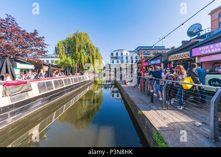 LONDON, GROSSBRITANNIEN - 05.Mai: Blick auf den Bordstein Lebensmittelmarkt und camden Canal, wo Leute in London Street Food am 05 Mai, 2018 zu essen Stockfoto