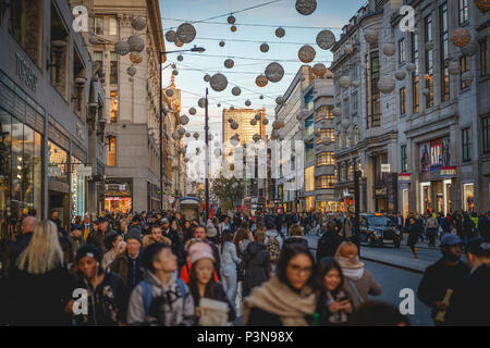 London, UK, November 2017. Dekoriert Oxford Street überfüllt mit Menschen einkaufen für Weihnachten. Querformat. Stockfoto