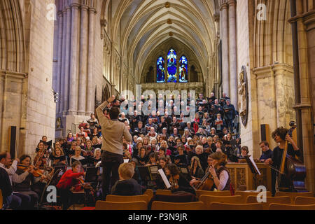 London, UK, November 2017. Ein Chor üben in der Southwark Cathedral in der Weihnachtszeit Advent. Querformat. Stockfoto