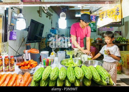 JIUFEN, TAIWAN - 17. August: Taiwanesische Smoothie-shop verkaufen frische Smoothies aus exotischen Früchten am 17. August 2014 in Jiufen Stockfoto